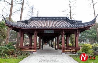 重阳庄内会千金 （打一字）
