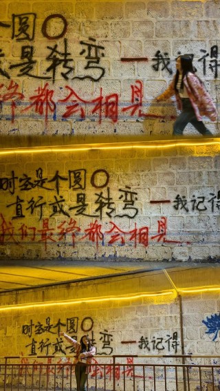 人间熙熙攘攘，你又在那条路上彷徨，或者只是悄悄路过而已
