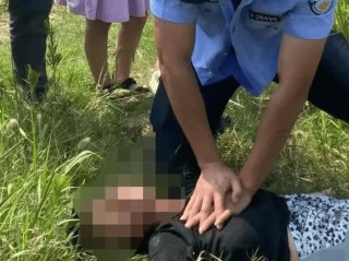 女子落水，众人全力抢救#正能量