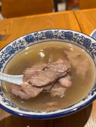 一碗温暖的牛肉汤饭