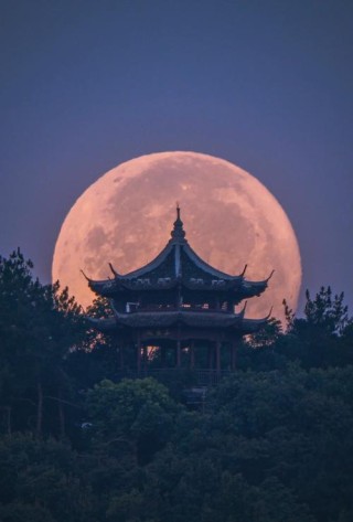 一边是日出 一边是月落 日月同辉 宁静致远