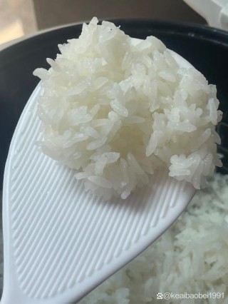 咧嘴笑的白米饭