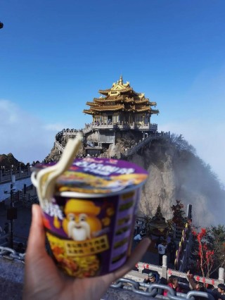 一句“老君山上吃泡面”景区人山人海山顶泡面盒堆积
