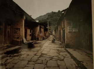 你的记忆里是否有这样一句话：一个瓦房惊艳了世界的故事
