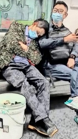 同事心情不好，借我肩膀依靠，结果成这样了哈哈哈！