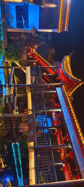 夜街夜景夜逐灯，时光清浅，石泉所遇皆是美好