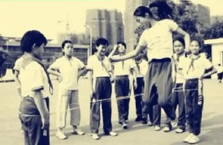 五零，六零，七零后的你们，还记得我们儿时打秋千的快乐时光吗？
