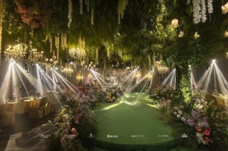 这场充满了黯然绿意的森系婚礼，让宾客宛如置身于真正的迷雾森林