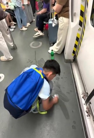 小暖男公交车上演绎英雄义举他主要做了什么