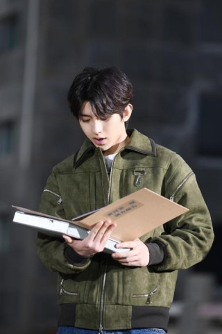 蔡徐坤：少年偶像的创作与奋斗之路