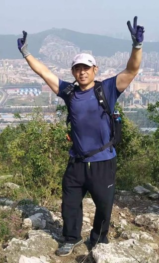 初秋登山忧心除 （打一姓氏）