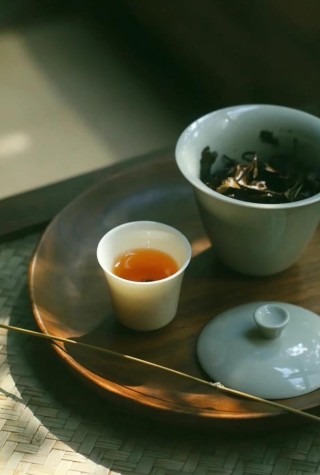 时光煮雨，岁月缝花，不若静饮一杯茶