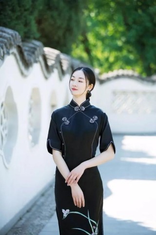 每日诗词：若水闲情约楚腰，旗袍的风雅
