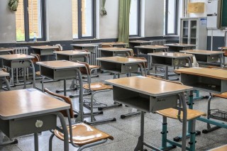 我爱我的学校，爱教室的窗明几净，我在这里学习很快乐