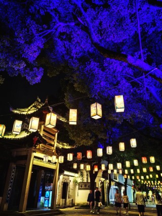 “一掬流年，满眼清欢”，行走的古城夜景~