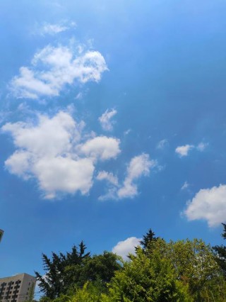 天空蔚蓝，时光静好