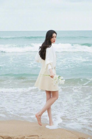 美女列传（十三）海边落日沙滩的白裙