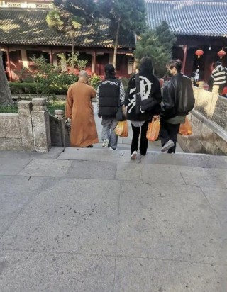 两人上寺庙 （打一字）