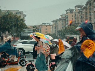 能欣赏不一样的风景，雨中劳作也一样心情好工作顺