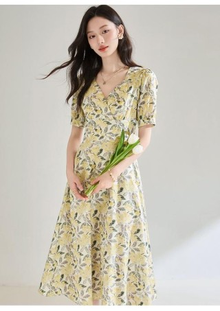 服饰营销文案300段-高领印花连衣裙