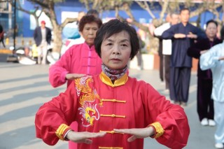 德庆六旬老人坚持练功五十载，轻易击败4名壮汉，每天赚600元