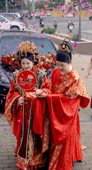 红旗出征，幸福一生，楼兰一响，儿孙满堂！南充仪陇马鞍接新娘