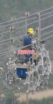 高空作业人休息 （打一字）