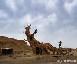 人在戈壁留个影 （打一字）
