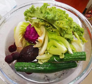 努力成为一个会做饭的人，吃好三餐，过好四季