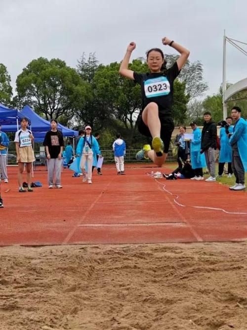 场上恣意挥洒汗水，场下勇攀学业高峰——记录学霸云集的大运赛场  第1张