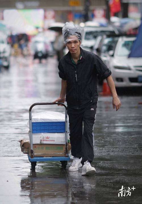 冒雨上班  第1张