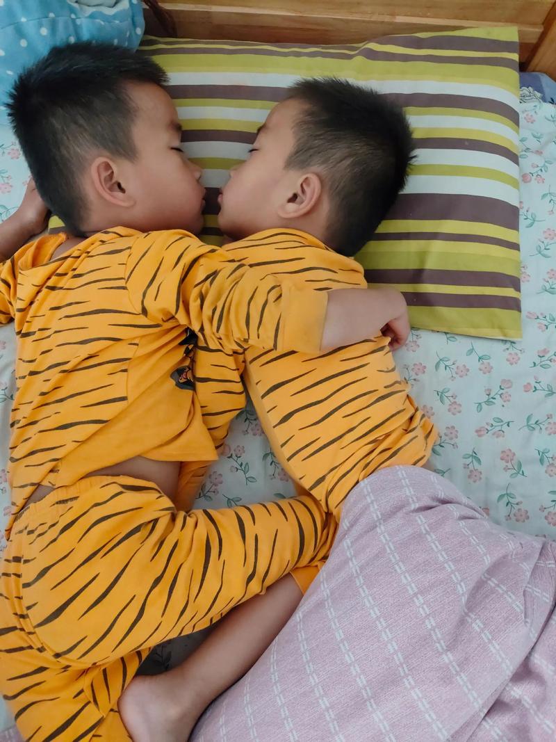 兄弟之间情同手足,兄妹之间也是一样的,都是至亲之人。 第1张 兄弟之间情同手足,兄妹之间也是一样的,都是至亲之人。 第1张
