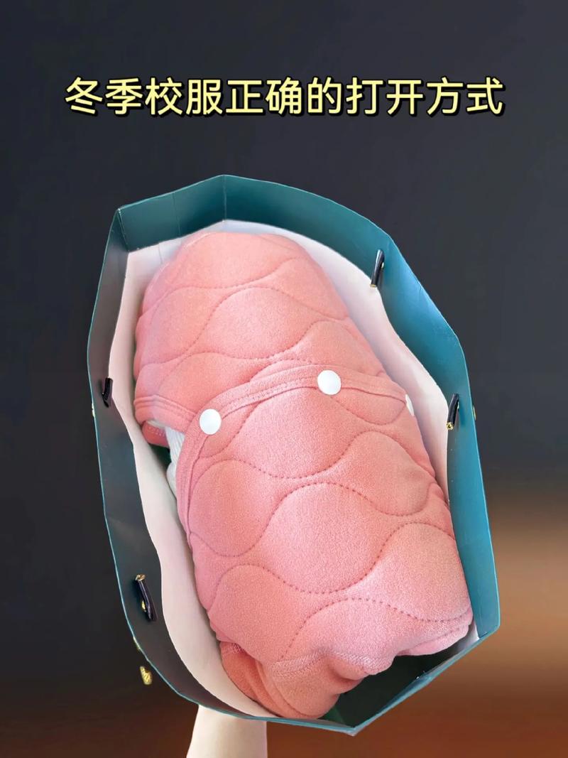 孩子穿上棉校服冻得发抖,衣服里面填充物是塑料,校方回应惹众怒 第1张 孩子穿上棉校服冻得发抖,衣服里面填充物是塑料,校方回应惹众怒 第1张