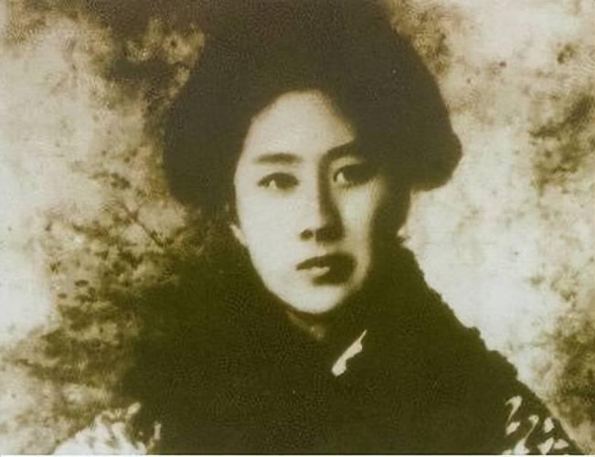 “巾帼英雄”秋瑾的十首诗词，休言女子非英物，夜夜龙泉壁上鸣。  第1张