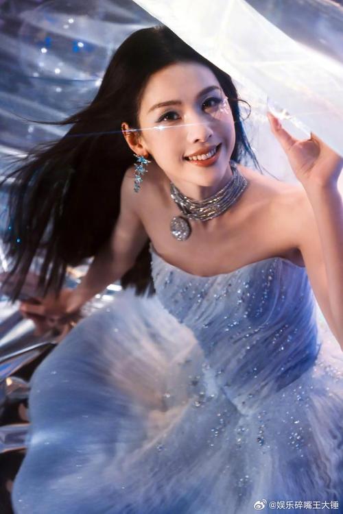 陈都灵海蓝色纱裙唯美造型惊艳大湾区音乐汇 第1张 陈都灵海蓝色纱裙唯美造型惊艳大湾区音乐汇 第1张