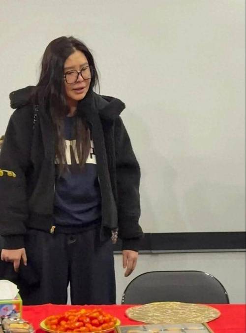 56岁王祖贤久违登台演讲,身材圆润发福明显,脖子前倾还驼背 第1张 56岁王祖贤久违登台演讲,身材圆润发福明显,脖子前倾还驼背 第1张