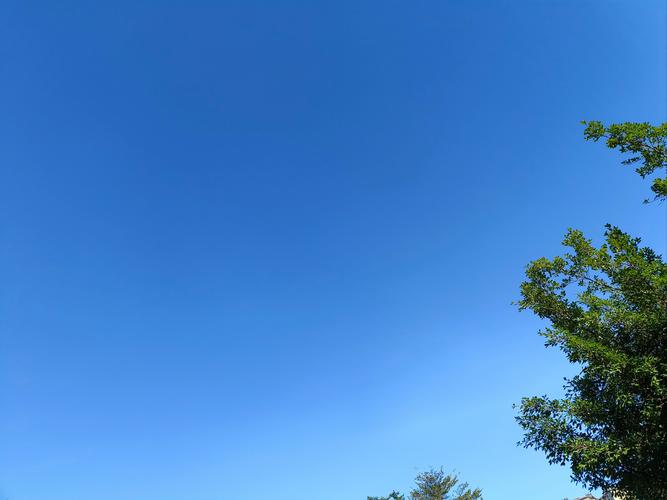 六月，天空湛蓝，万物葱茏。  第1张