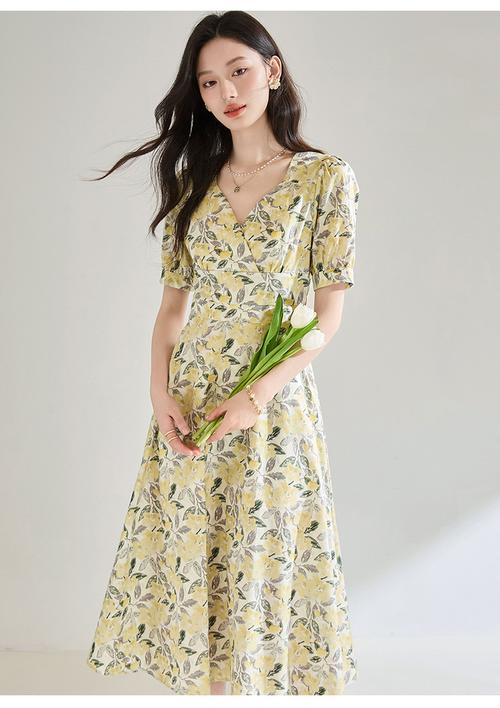 服饰营销文案300段-高领印花连衣裙  第1张