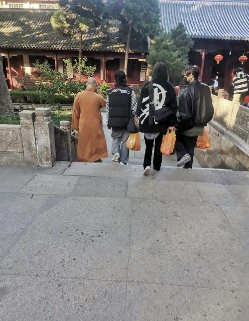 两人上寺庙 （打一字）  第1张