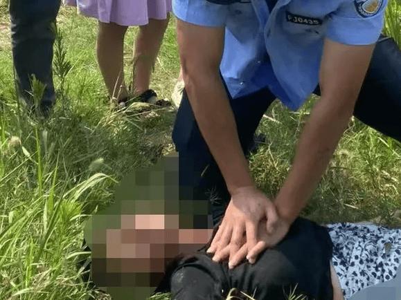 女子落水，众人全力抢救#正能量  第1张
