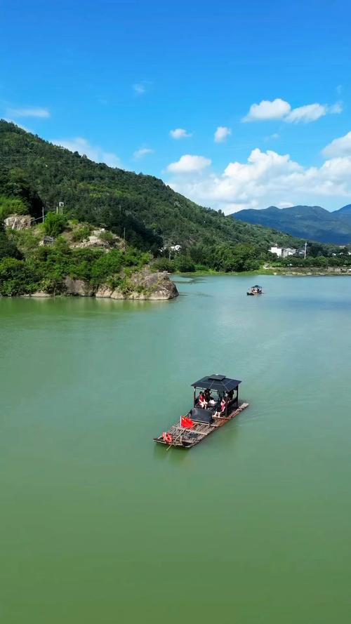 乘一叶竹筏,山挟水转,如诗如画 第1张 乘一叶竹筏,山挟水转,如诗如画 第1张